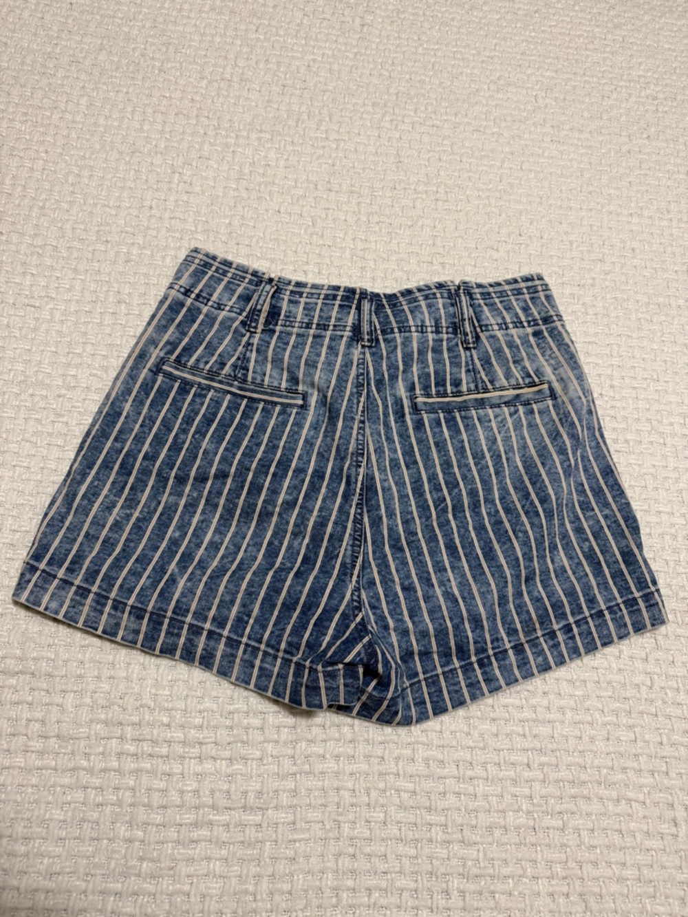 American Eagle stripped high rise shorts. Women’s size 8.  Excellent condition - Picture 5 of 7